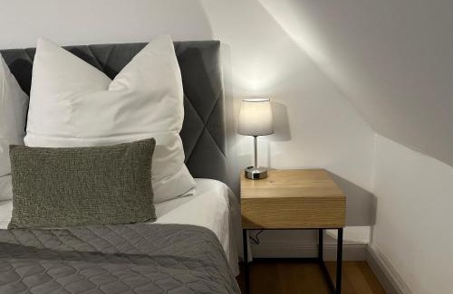Ludwigsburg Apartment | bella casa - Business&Family, 100m vom Konzerteingang Schloß, Parkplatz, SmartTV, Netflix, Waschmaschine, 24h Checkin, 46qm, AP 16