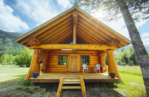 Hagensborg Ski Chalet | Bella Coola Grizzly Tours Cabins
