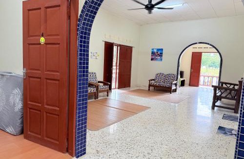 Kampung Bukit Katil House | Bella Homestay Budget Ayer Keroh - 4 Bedrooms, 15 minutes to town