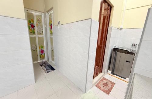 Kampung Bukit Katil House | Bella Homestay Budget Ayer Keroh - 4 Bedrooms, 15 minutes to town