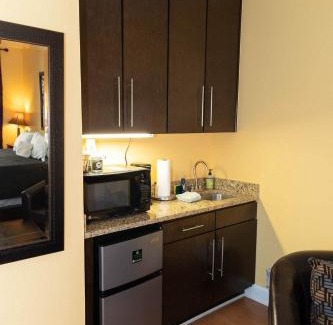 Eureka Springs Historic District Apartment | Bella Paradiso 11 King Bed Studio Walk to Downtown