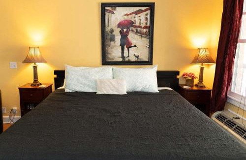 Eureka Springs Historic District Apartment | Bella Paradiso 11 King Bed Studio Walk to Downtown