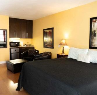 Eureka Springs Historic District Apartment | Bella Paradiso 11 King Bed Studio Walk to Downtown