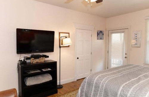 Eureka Springs Historic District Apartment | Bella Paradiso 5 King Bed Studio Walk to Downtown