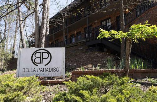 Eureka Springs Historic District Apartment | Bella Paradiso 5 King Bed Studio Walk to Downtown