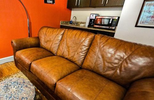Eureka Springs Historic District Apartment | Bella Paradiso 5 King Bed Studio Walk to Downtown
