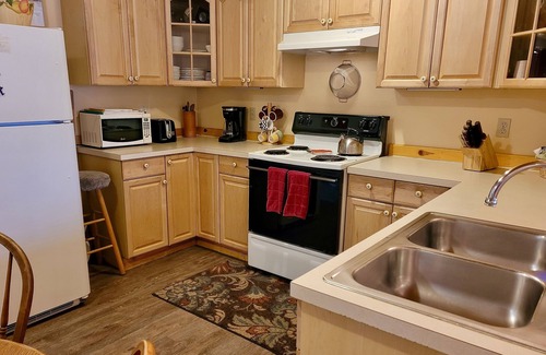Winthrop House | Bella Rio-Sits on High Bluff above the River! Walk to town!