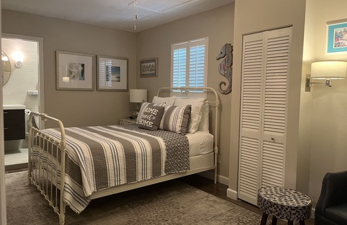 Stuart Bed & Breakfast | Bella's B&B a Tropical Treasure Room#1 no fees Queen bed, In-suite bath
