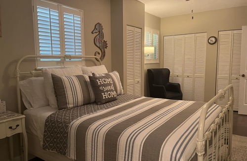 Stuart Bed & Breakfast | Bella's B&B a Tropical Treasure Room#1 no fees Queen bed, In-suite bath