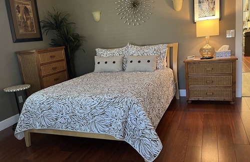 Stuart Bed & Breakfast | Bella's B&B a Tropical Treasure ROOM#2 no fees Queen bed, private bath