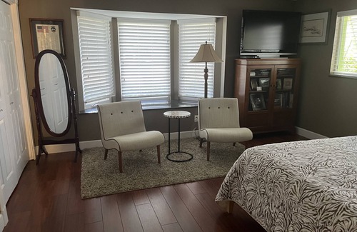 Stuart Bed & Breakfast | Bella's B&B a Tropical Treasure ROOM#2 no fees Queen bed, private bath