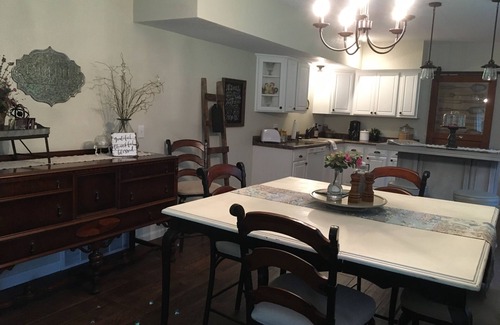 Janesville House | Bella's Suite at Star's Hollow Inn and Hobby Farm
