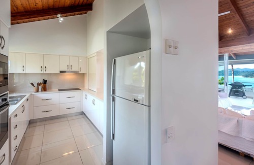 Hamilton Island Apartment | Bella Vista East 9: 2 bedroom oceanview apartment with golf buggy
