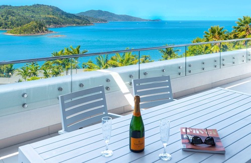 Hamilton Island Apartment | Bella Vista East 9: 2 bedroom oceanview apartment with golf buggy