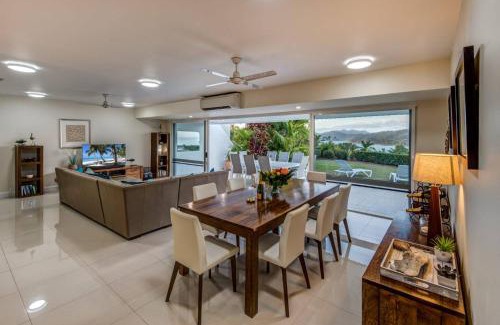 Hamilton Island Apartment | Bella Vista East 3 Luxury Ocean Views Large Flat Grassed Area And Buggy