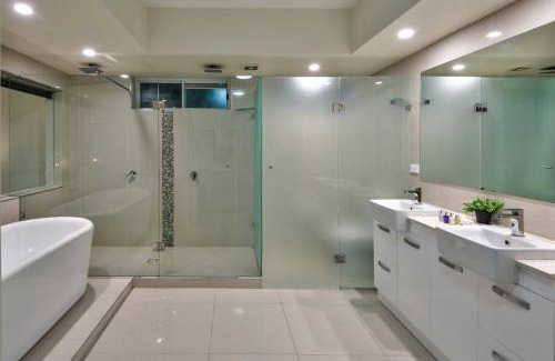 Hamilton Island Apartment | Bella Vista East 3 Luxury Ocean Views Large Flat Grassed Area And Buggy