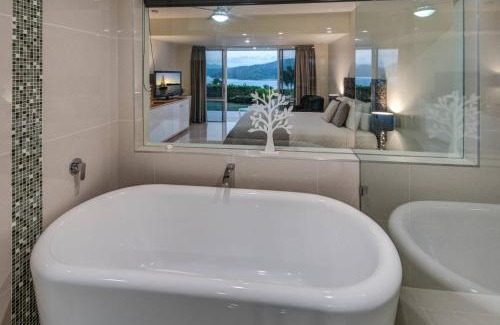 Hamilton Island Apartment | Bella Vista East 3 Luxury Ocean Views Large Flat Grassed Area And Buggy