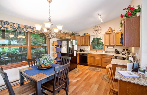 Maggie Valley Cabin | Bella Vista~ Highly Rated~ Clean Cabin ~ Hot Tub ~ Beautiful View ~ Pets Allowed
