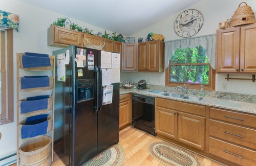 Maggie Valley Cabin | Bella Vista~ Highly Rated~ Clean Cabin ~ Hot Tub ~ Beautiful View ~ Pets Allowed