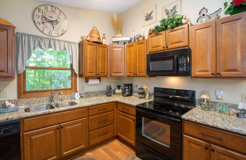 Maggie Valley Cabin | Bella Vista~ Highly Rated~ Clean Cabin ~ Hot Tub ~ Beautiful View ~ Pets Allowed