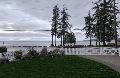 Davis Bay House | Bella White House by IRIS PROPERTIES!