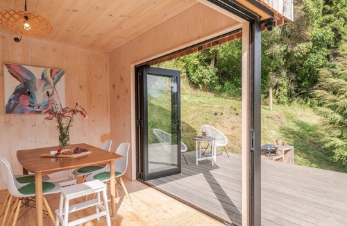 Akaroa Cottage | BELLBIRD BACH - AKAROA HOLIDAY HOUSE, family friendly in Takamatua