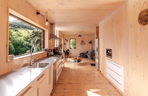 Akaroa Cottage | BELLBIRD BACH - AKAROA HOLIDAY HOUSE, family friendly in Takamatua