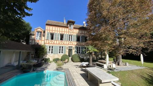 Carrieres-sur-Seine Villa | Belle demeure avec piscine, vue et accès direct à la Seine, très proche de Paris