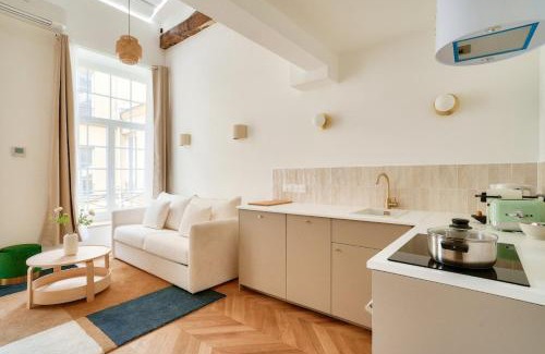 Quartier Saint-Ambroise Apartment | Belle epoque - Magnifique duplex avec mezzanine pour 4