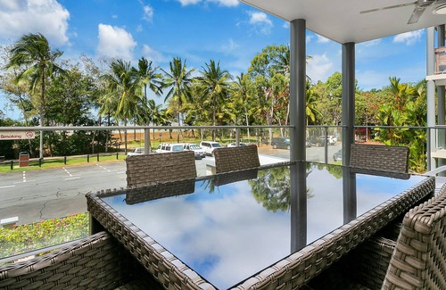 Yorkeys Knob Apartment | Belle Escapes - Beachfront Ocean View Apartment "4"