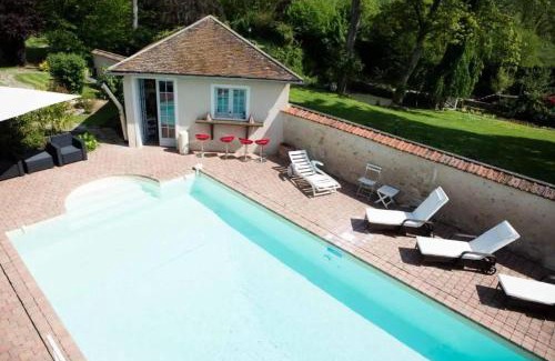 Houx House | Belle maison à Houx avec piscine privée