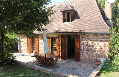 Boisseuilh House | Belle Maison Périgourdine 4 Personnes au Calme, Piscine Chauffée, Grand Terrain