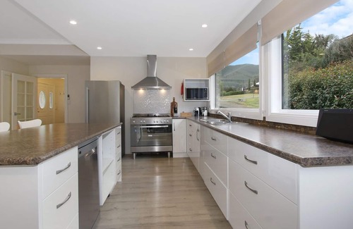 Bright House | Belle of Bright - Located close to river and town precinct