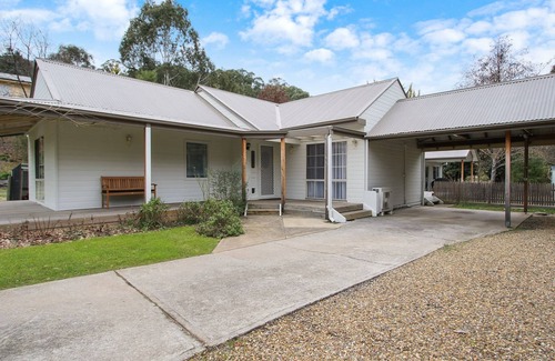 Bright House | Belle of Bright - Located close to river and town precinct