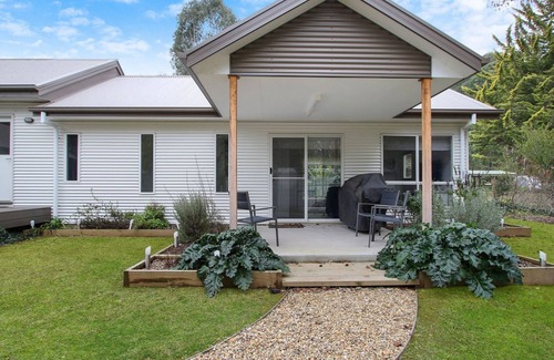Bright House | Belle of Bright - Located close to river and town precinct