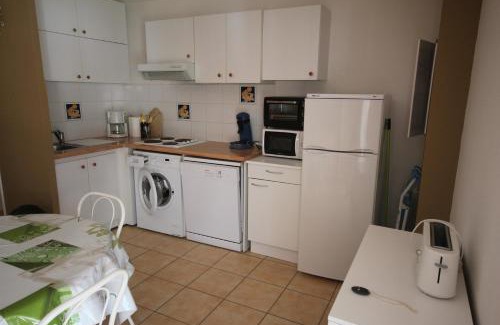 Portiragnes-Plage Apartment | Belle villa climatisée avec 2 chambres, terrasse en angle, parking privatif dans résidence sécurisée piscine commune 800 m de la mer LRCS151