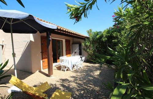 Portiragnes-Plage Villa | Belle villa d'angle, cuisine séjour climatisé, 5 couchages, belle terrasse ombragée, parking dans résidence sécurisée piscine commune à 400m de la mer LRJP23