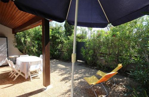 Portiragnes-Plage Villa | Belle villa d'angle, cuisine séjour climatisé, 5 couchages, belle terrasse ombragée, parking dans résidence sécurisée piscine commune à 400m de la mer LRJP23