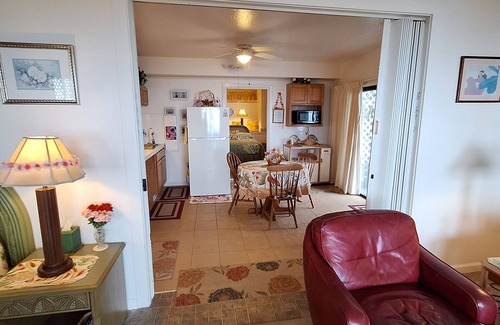 Honaunau-Napoopoo Bed & Breakfast | Belle Vue Kona B&B Rose Garden Suite - Breathtaking Views and Island Comfort