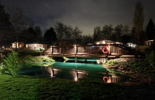 Allerthorpe Cabin | Belle Vue Lodge with Hot Tub