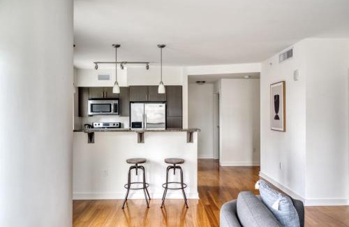 Northwest Bellevue Apartment | Bellevue 2BR w Gym WD Roof nr Downtown Park SEA-464