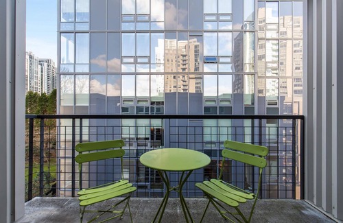 Northwest Bellevue Apartment | Bellevue Designer 1BD Plus Den 1BA Apartment