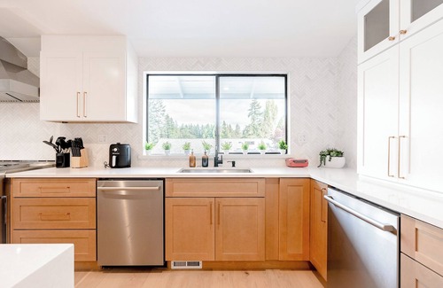 Northeast Bellevue House | Bellevue Oasis with 6 BR Haven & Pool!