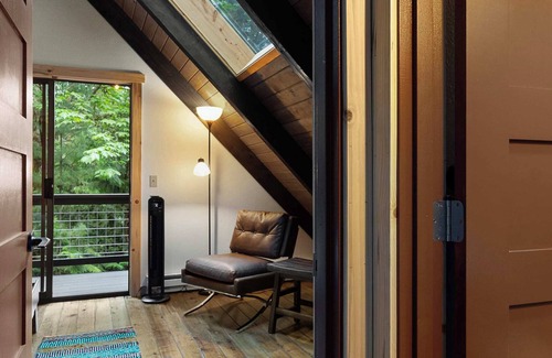 Sudden Valley Cabin | Bellingham A-Frame - Hot tub - Fireplace - Firepit
