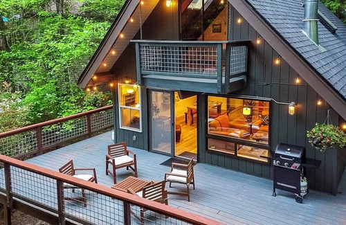Sudden Valley Cabin | Bellingham A-Frame - Hot tub - Fireplace - Firepit