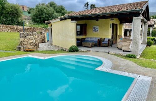 Tanaunella Villa | Bellissima villa Alessandra grande piscina privata giardino BQ posto auto