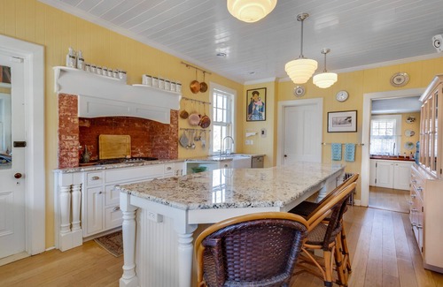 Bellport House | Bellport VillageClassic Victorian Elegance - close to all