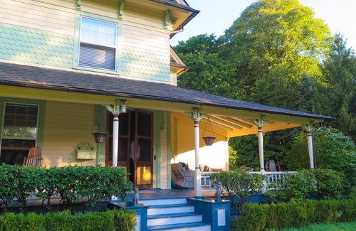 Bellport House | Bellport VillageClassic Victorian Elegance - close to all