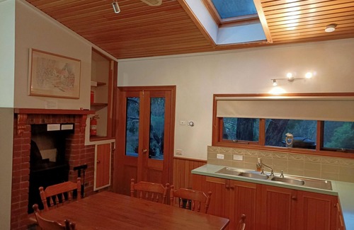 Bellbrae Villa | Bells Estate Bush Garden Cottage (pet friendly)