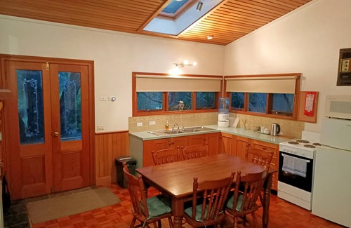 Bellbrae Villa | Bells Estate Bush Garden Cottage (pet friendly)